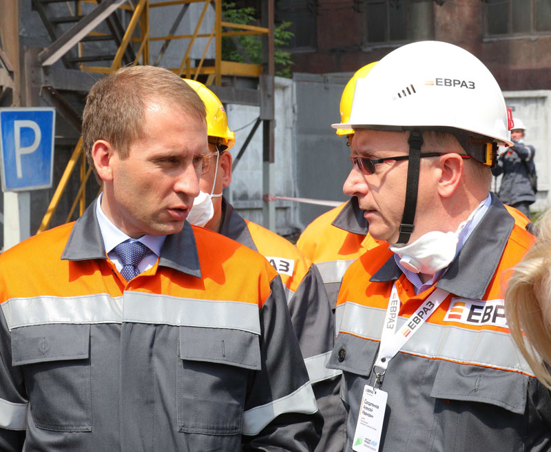 Александр Козлов, министр по природным ресурсам и экологии (слева), и Алексей Солдатенков, Вице-президент ЕВРАЗа, руководитель Дивизиона «Сибирь»