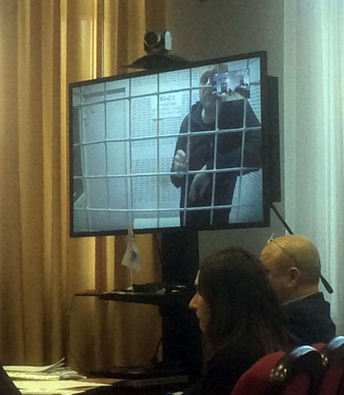 Александр Павлов выступает на заседании арбитражного суда из новокузнецкого сизо с помощью телетрансляции