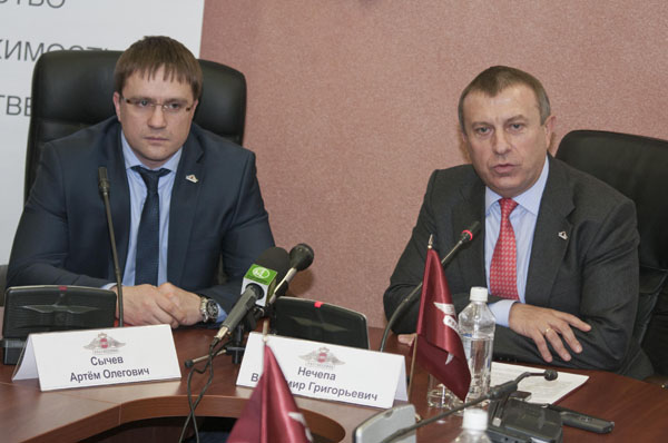Руководитель блока розничного страхования Владимир Нечепа(справа) и новый директор филиала в Кемеровской области Артём Сычев